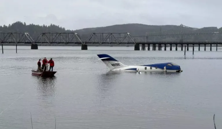 avião caído no mar