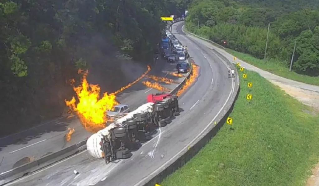 caminhão pegando fogo