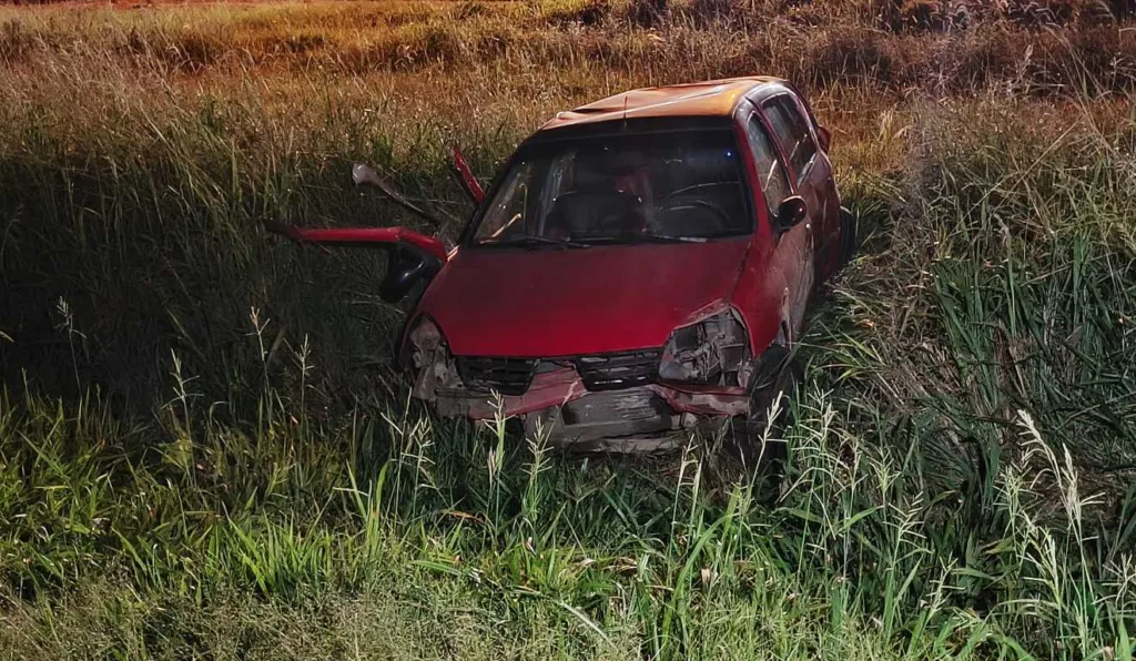 motorista bate carro, é ejetado e morre atropelado por caminhão no Contorno Sul