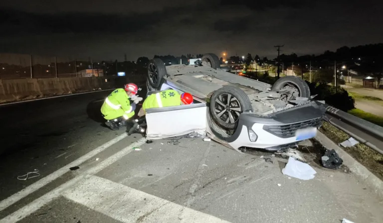 motorista morre após bater em outro carro, capotar e ser arremessado para longe na BR-277, em Curitiba