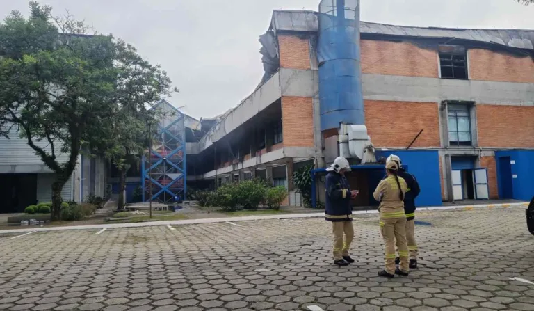 Incêndio destruiu parcialmente o bloco azul da PUCPR