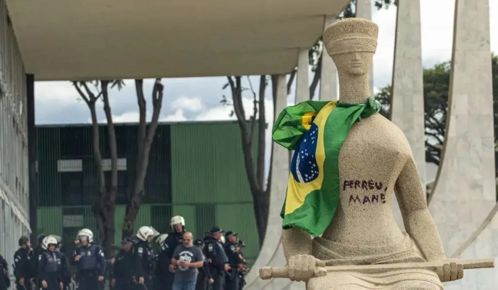 Estátua pichada com "perdeu mané" por cabeleireira