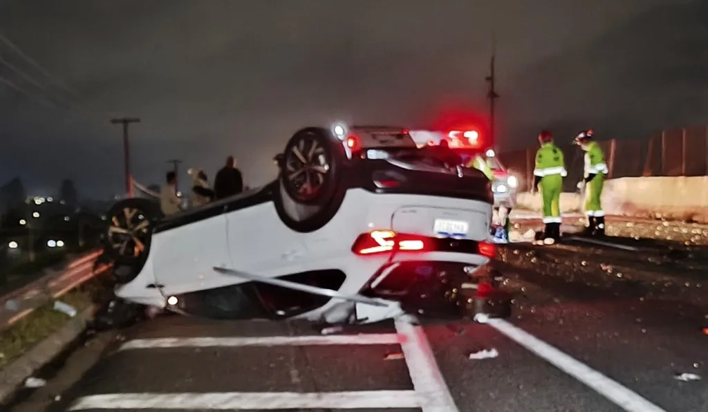 cararo capotado em acidente na br-277