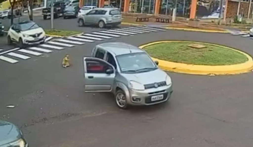 Criança em rotatória após cair de carro