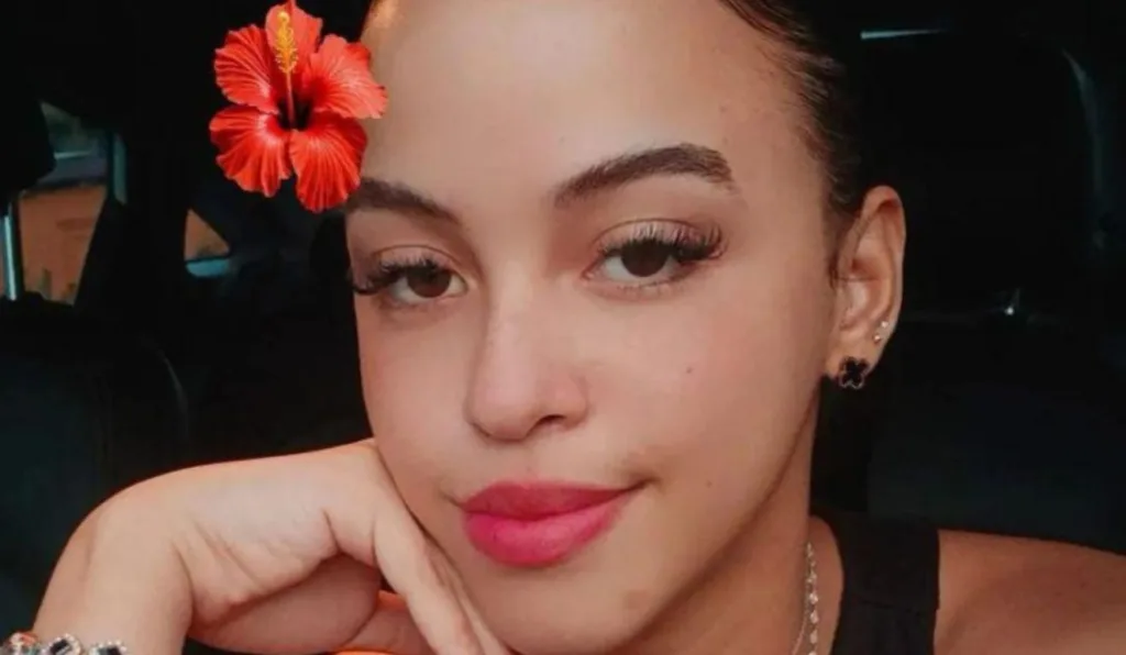 jovem de 18 anos que foi morta pelo ex-namorado posando com uma flor na cabeça