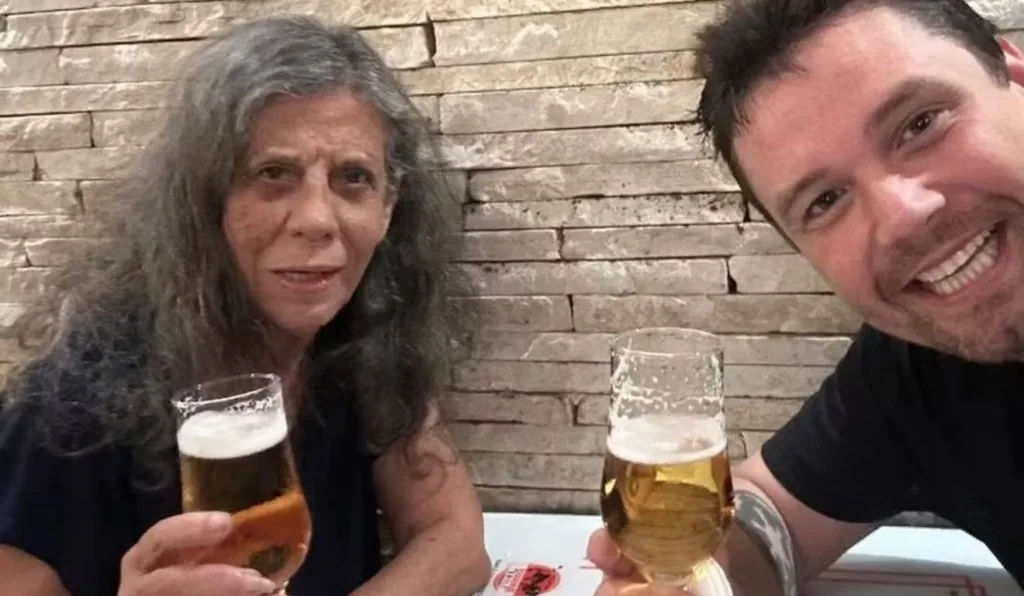 maria gladys bebendo cerveja com amigo