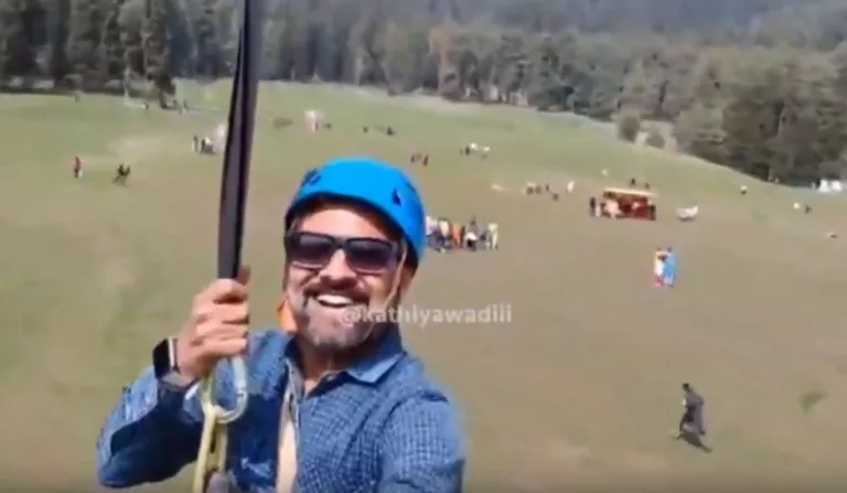 Turista filmando passeio em tirolesa durante ataque terrorista