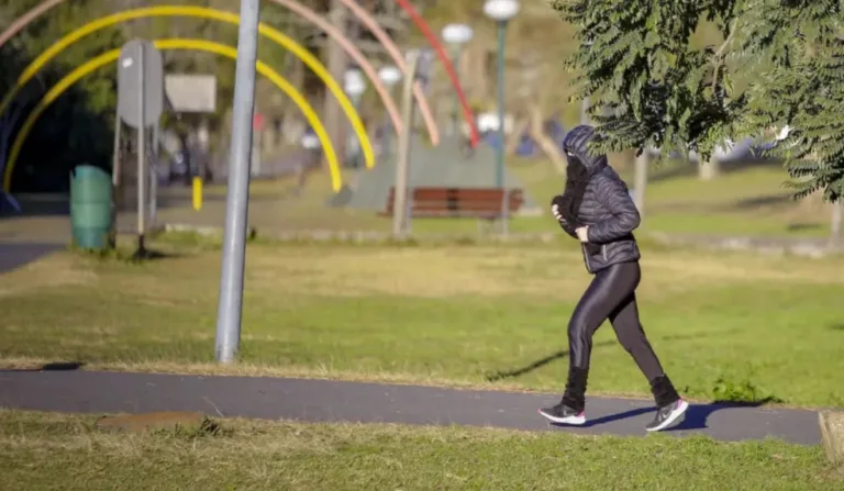 mulher correndo no frio para ilustrar a previsão do tempo para o paraná