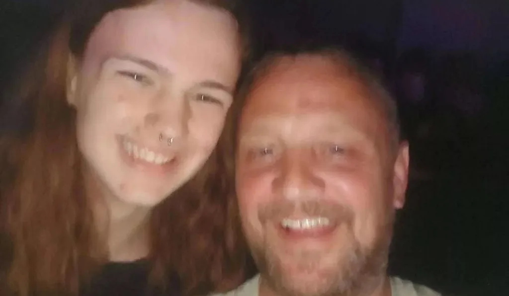 Pai e filho sorrindo