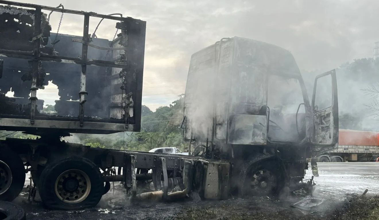 caminhão pega fogo na BR-277, em Paranaguá