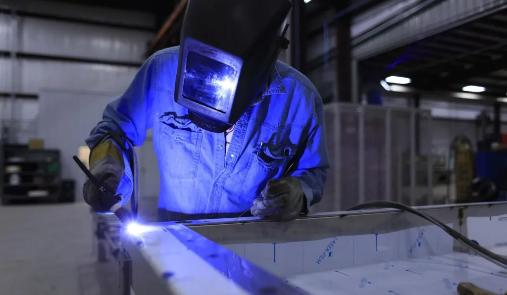 trabalhador fazendo solda