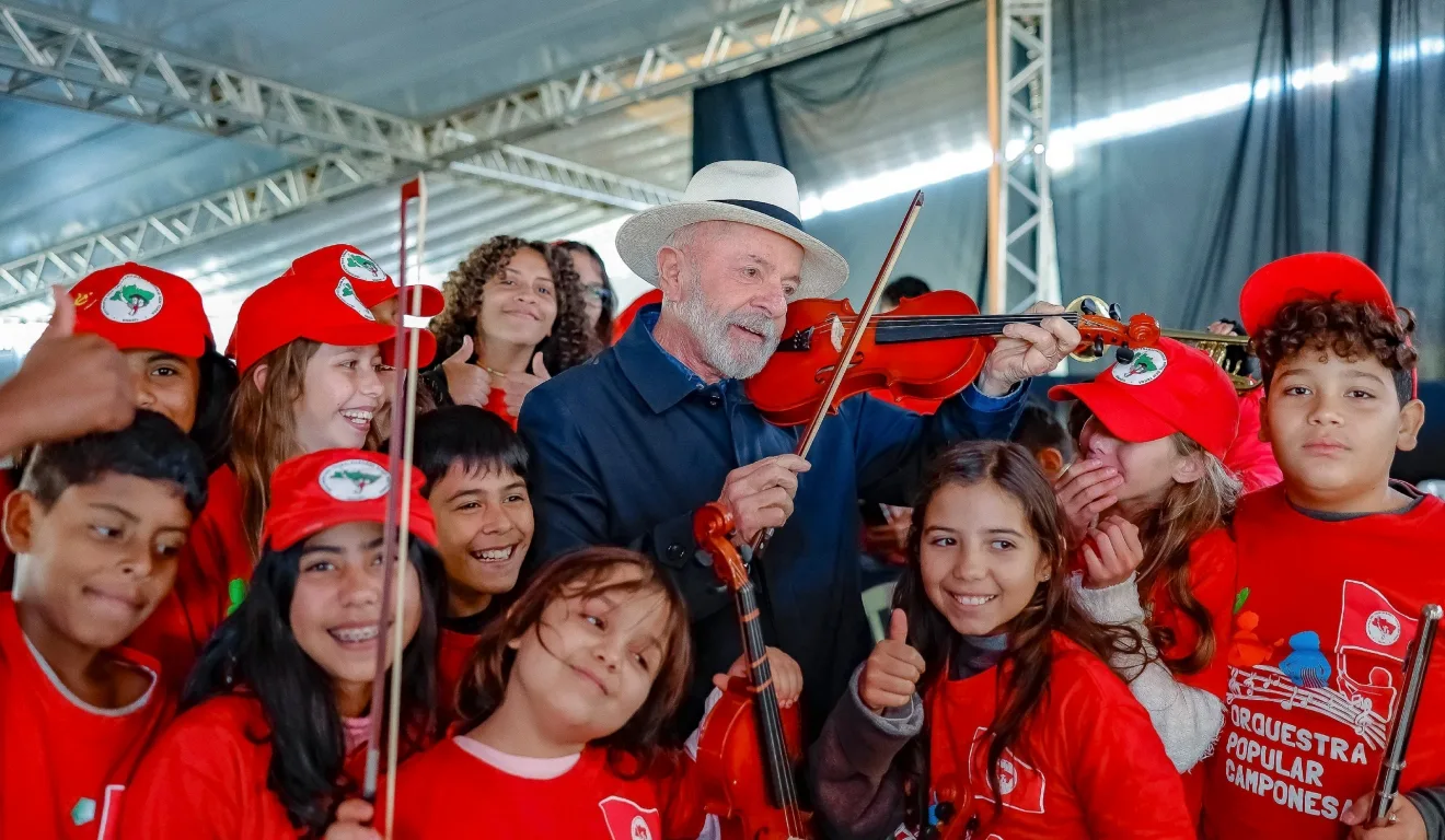 Lula oficializa assentamento no PR e defende MST contra críticas de “invasores”

