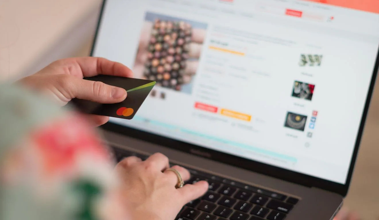 mulher fazendo compras online