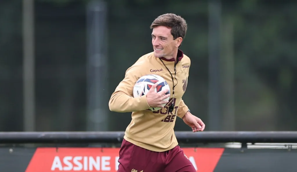 Técnico interino João Correia terá trabalho para arrumar a defesa do Athletico.