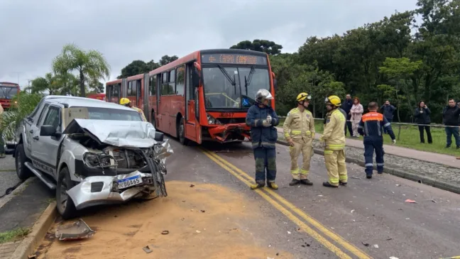 Motorista invadiu canaleta exclusiva no Jardim Botânico; ao menos nove pessoas ficaram feridas