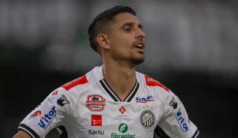 Daniel Amorim comemora gol do Operário contra o Botafogo-SP