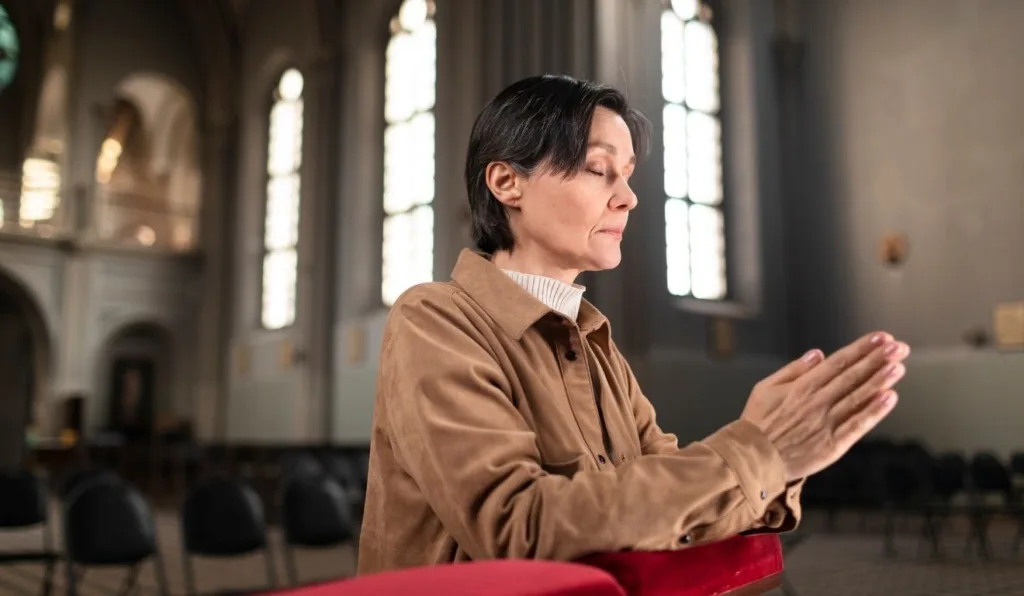 mulher orando a são josé