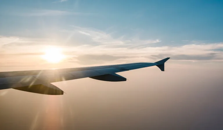 Asa de avião no céu.