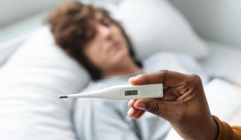 paciente e termômetro em hospital