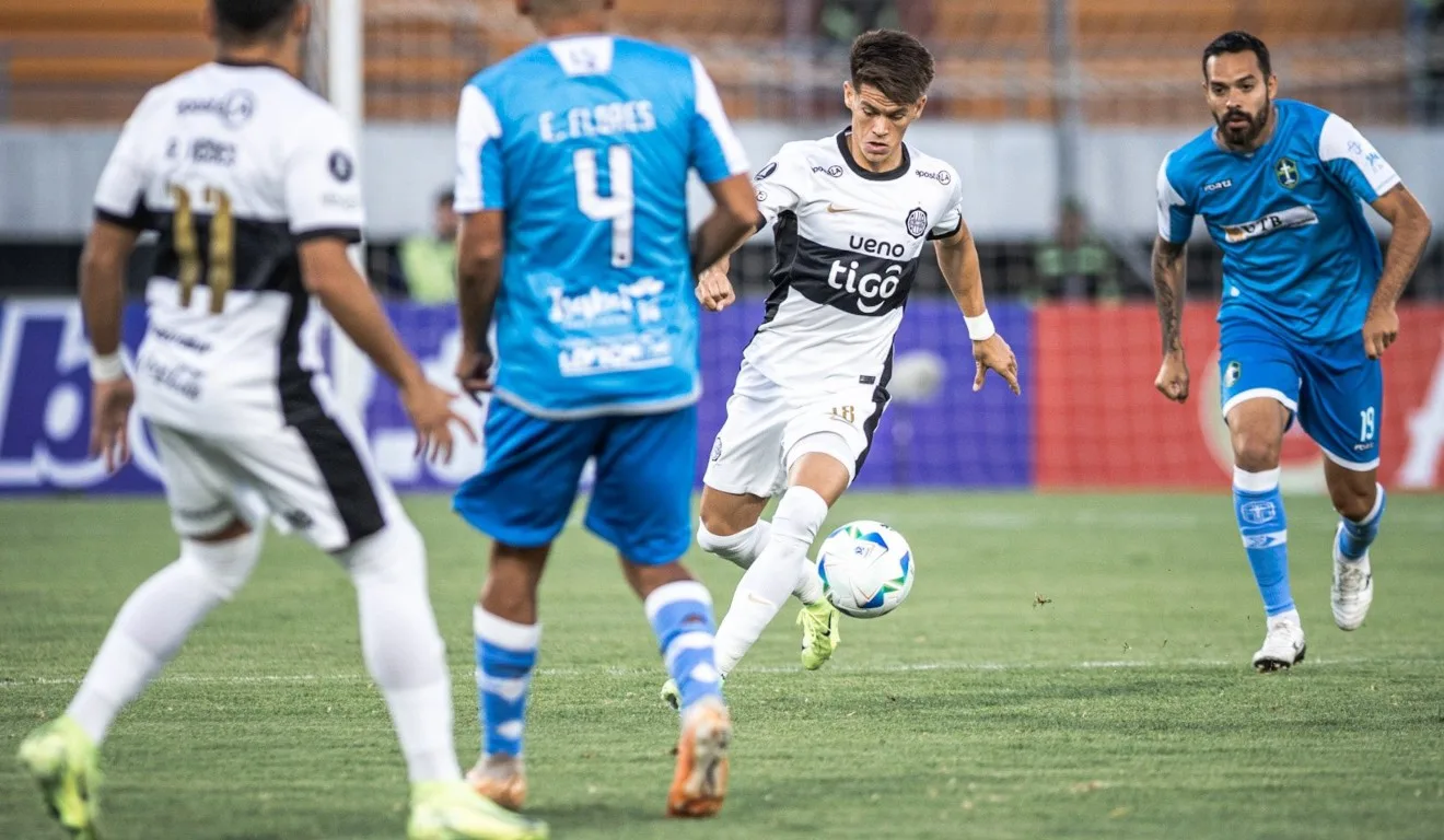 Jogador do Olimpia conduzindo a bola