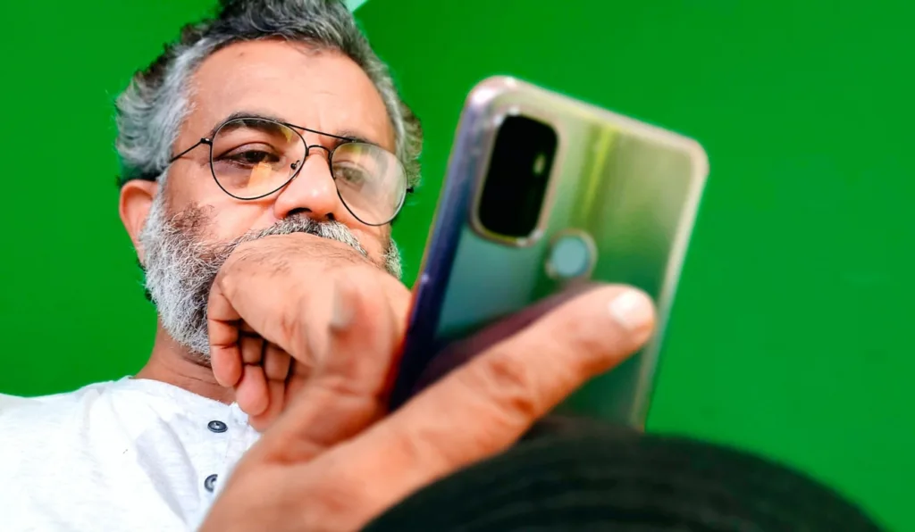 homem segurando um celular