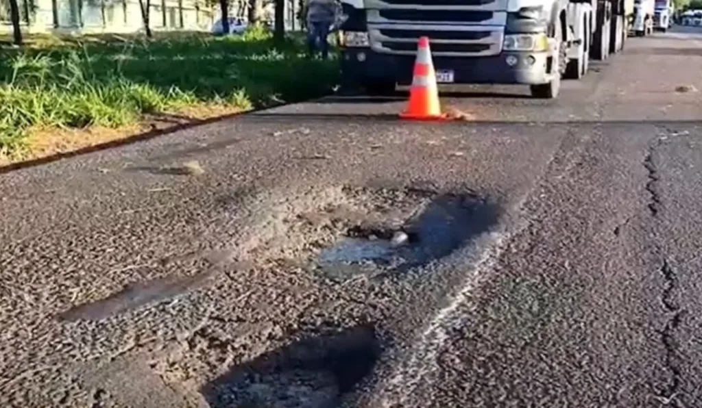 acidente entre carro e caminhão causa mortes de mulher de 34 anos e adolescente de 15; home de 35 e menina de 9 ficam gravemente feridos