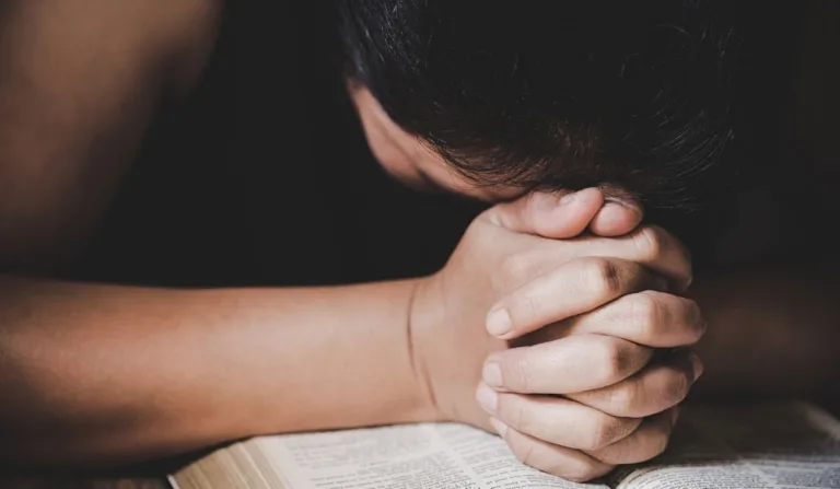 pessoa fazendo oração por dinheiro