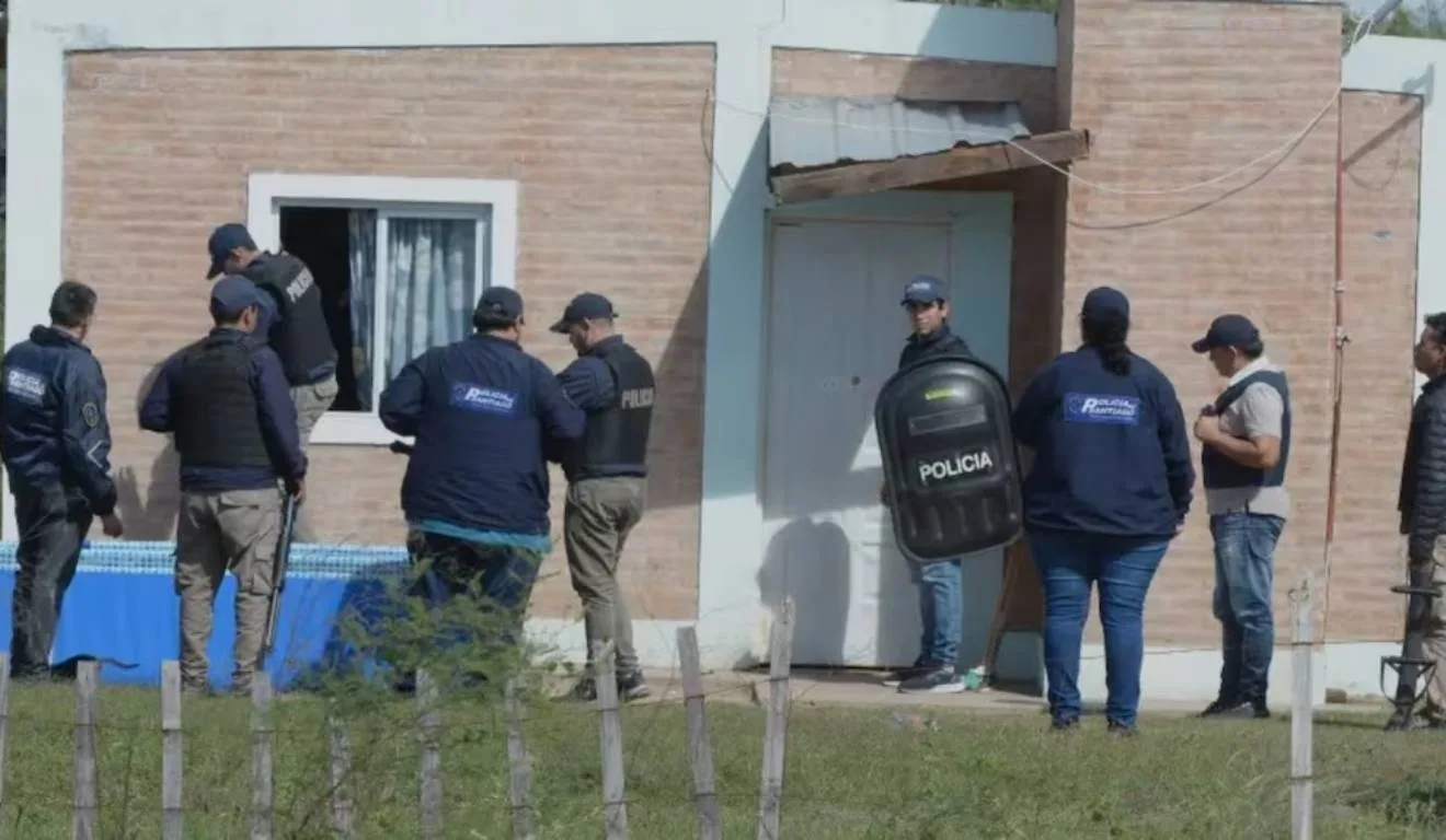 policia indo prender mãe que deu filha para ser abuada