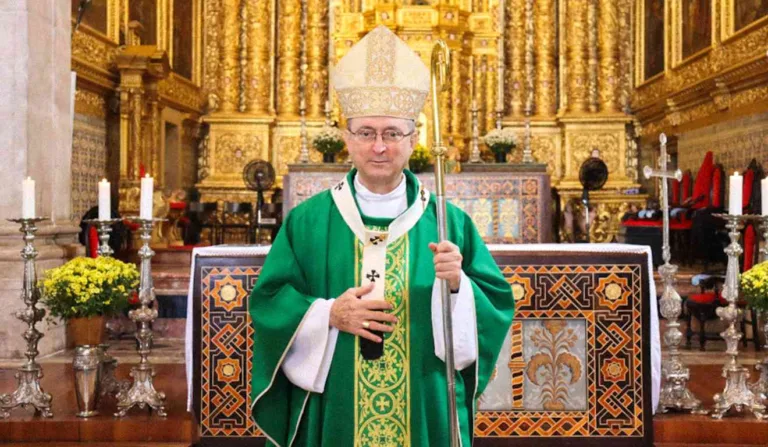 Dom Sergio em igreja dourada.