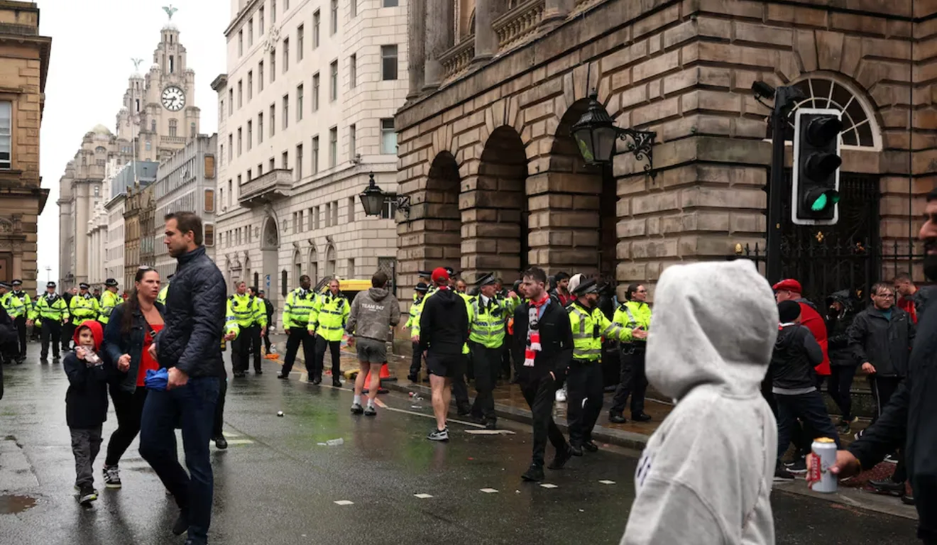 Imagem de torcedores no evento.