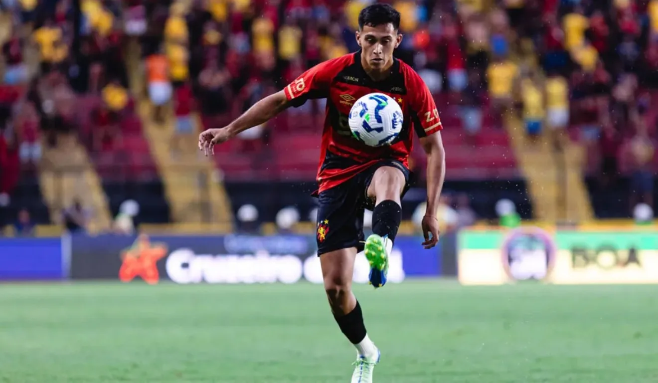 Jogador do Sport conduzindo a bola
