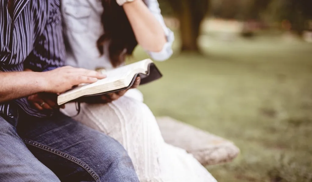casal lendo a bíblia junto