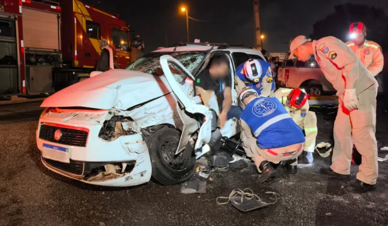 Palio Weekend de família atingida por um motorista bêbado na Estrada da Ribeira, em Colombo