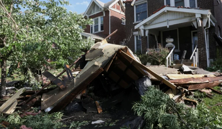 Telhado desabado em um quintal depois que tornados danificaram casas e espalharam detritos por áreas residenciais em St. Louis, Missouri, EUA