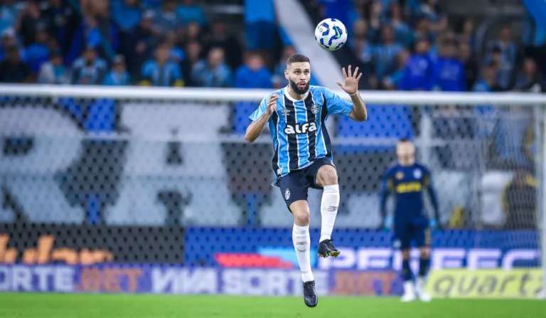 Wagner Leonardo cabeceia a bola em partida pelo Grêmio