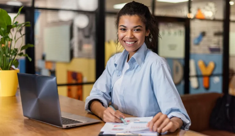 mulher trabalhando em escritório