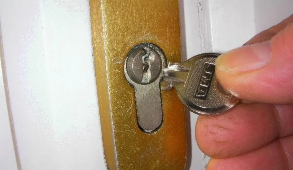 chave quebrada na fechadura