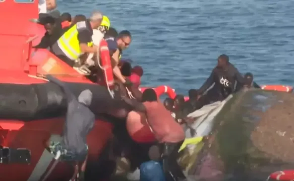 Resgate de mulheres e crianças após naufrágio