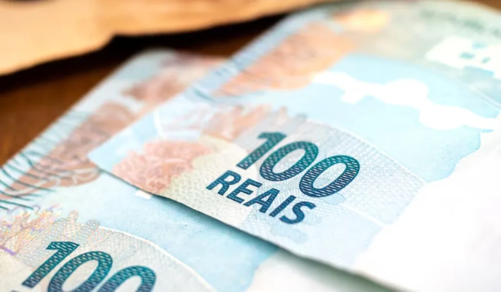 Notas de dinheiro sobrepostas