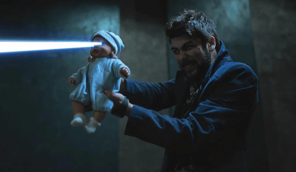 Homem segurando um bebê com laser no olho.