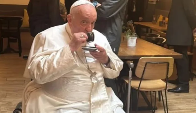 Papa Francisco durante visita à França em pausa para saborear um expresso