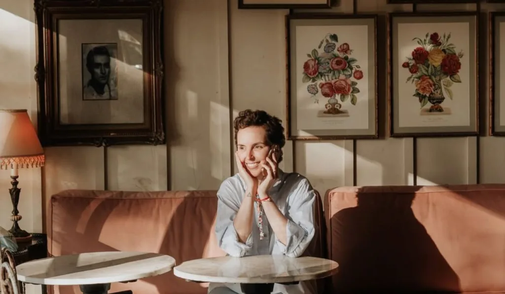 Mulher no Chezz Margot.