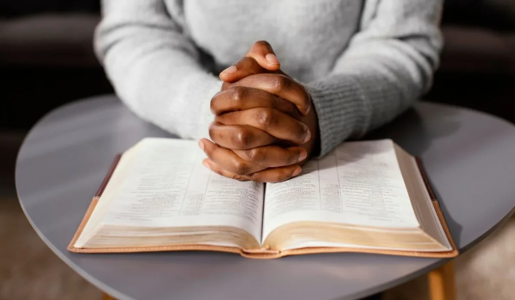 mulher lendo salmos de gratidão