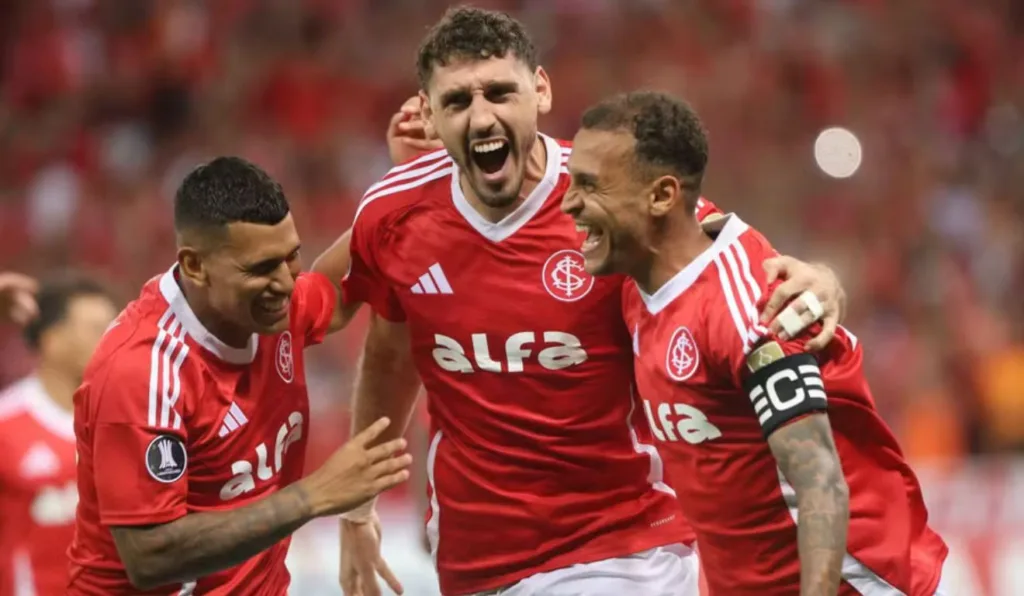 Jogadores do Internacional comemoram gol no Beira-Rio