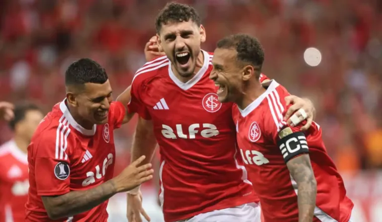 Jogadores do Internacional comemoram gol no Beira-Rio