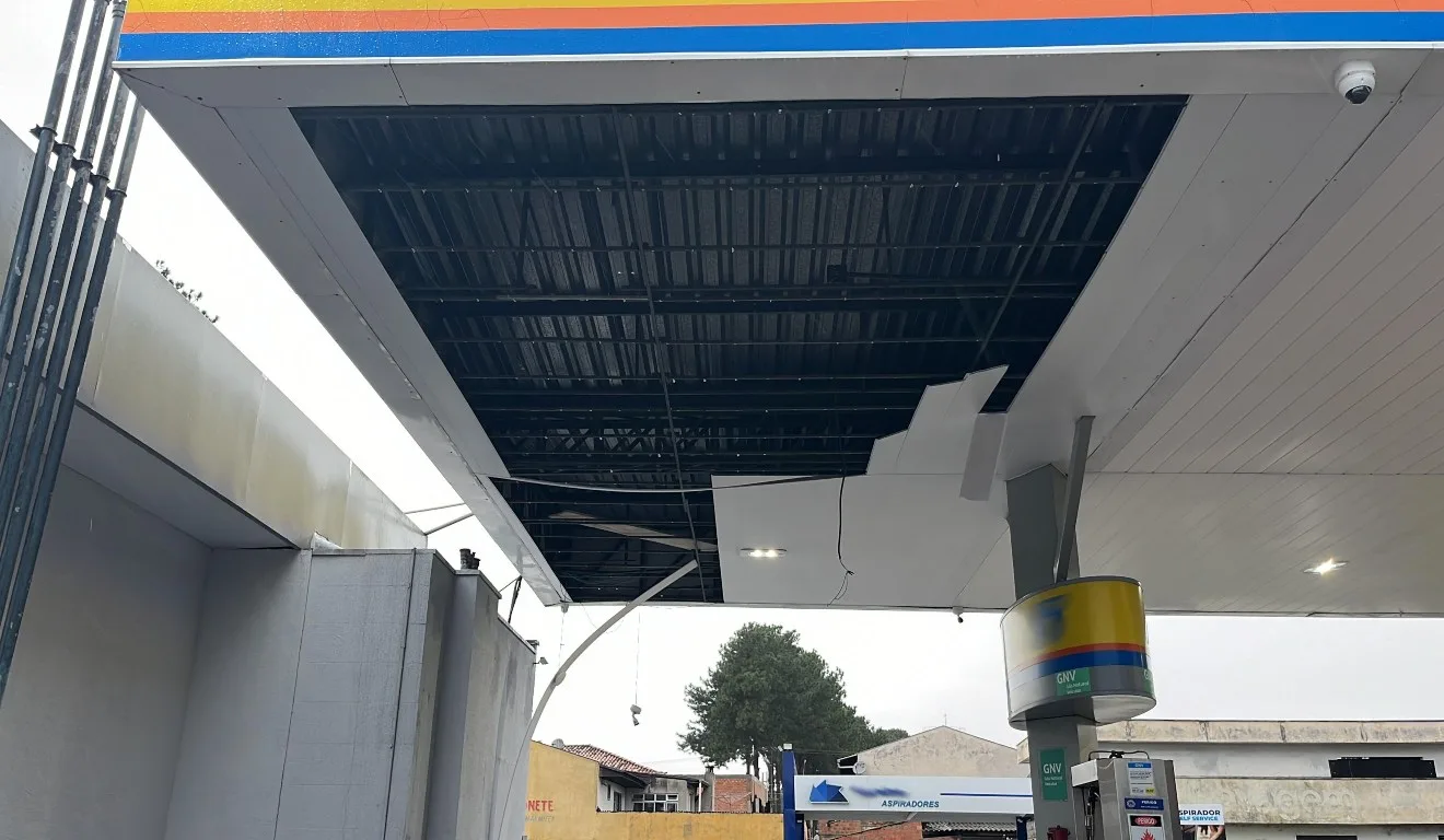 forro de teto de posto de combustíveis arrancado por vendaval