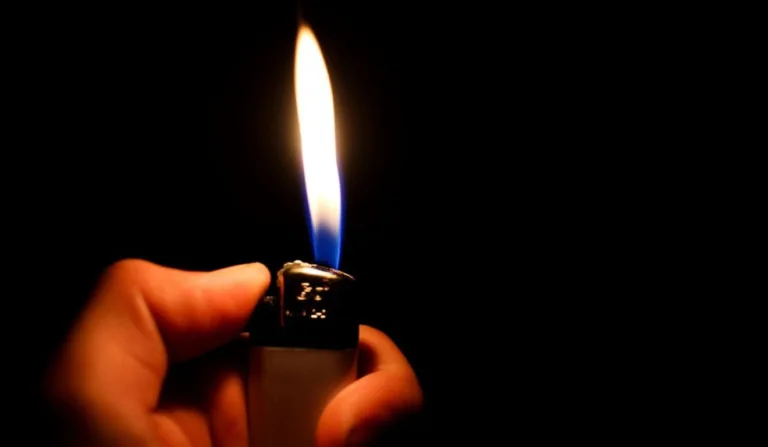 isqueiro aceso para ilustrar o caso do homem que tentou incendiar a família