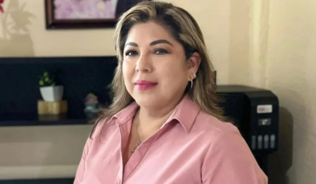 mulher sentada em cadeira sorrindo