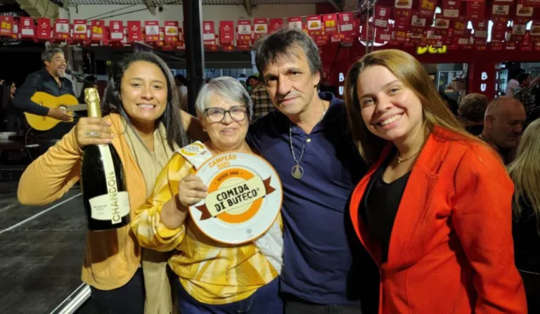 Funcionárias e proprietários do Bar do Cláudio celebram título do Comida di Buteco