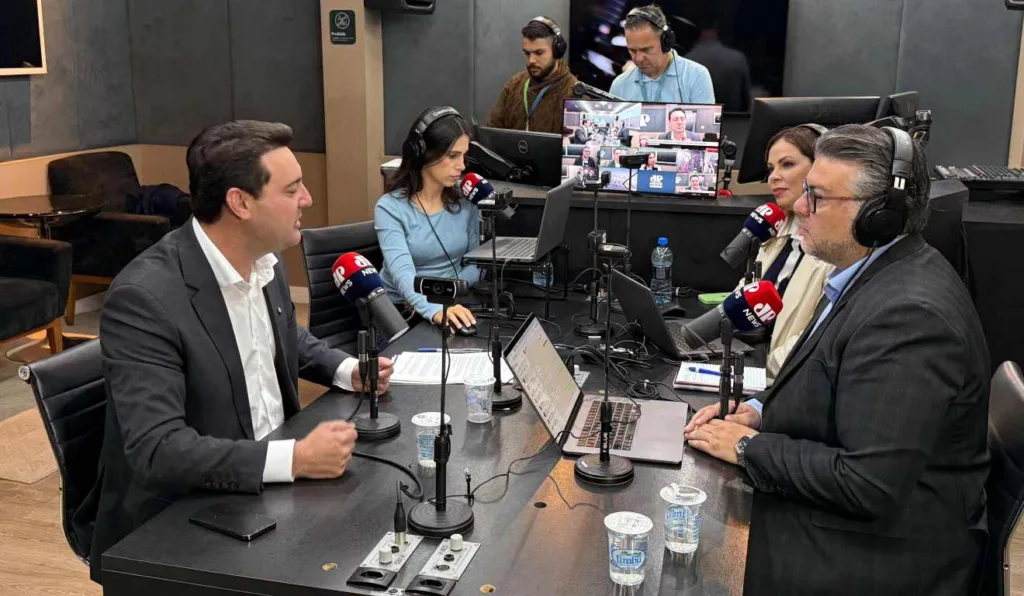Ratinho Jr participa de entrevista na rádio Jovem Pan, em Curitiba